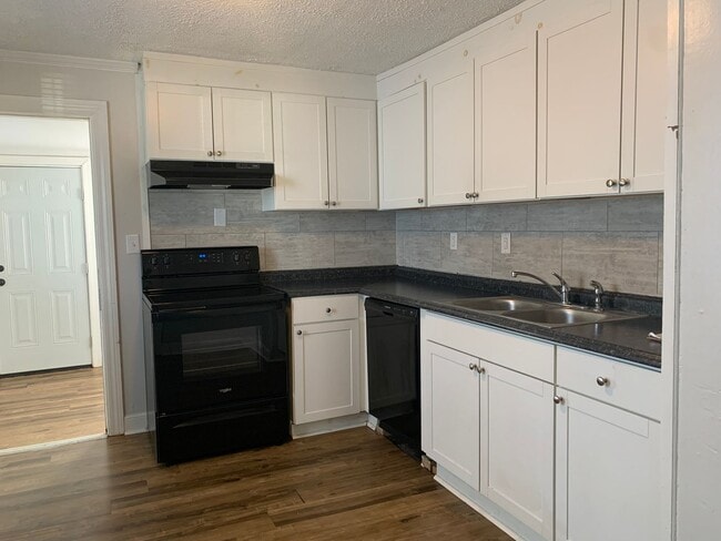 Building Photo - 2 Bedroom House off Memorial Avenue