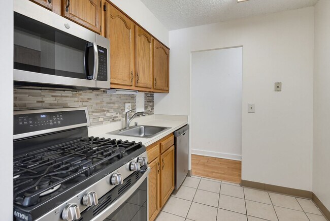 Building Photo - 5911 Tamar Dr
