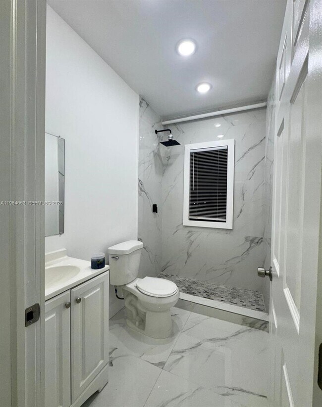 Building Photo - 842 Himmarshee St