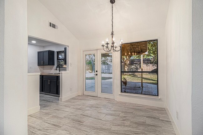 Building Photo - 1019 W Brompton Dr