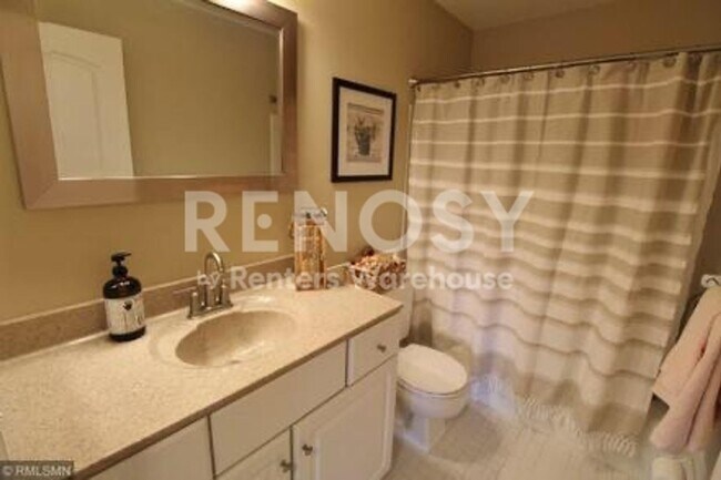 Building Photo - Very Nice 2BD/2BA Condo In Roseville!!!