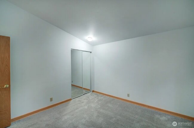 Building Photo - 2 Week Move In Special - Beautiful Edmonds...