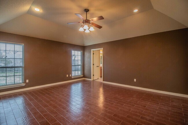 Building Photo - Beautiful Traditional Home on Over an Acre in Weatherford!