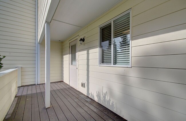 Building Photo - SALMON CREEK ~ WATERS EDGE CONDOS~ LARGE 2 Bd 2.5 Ba!