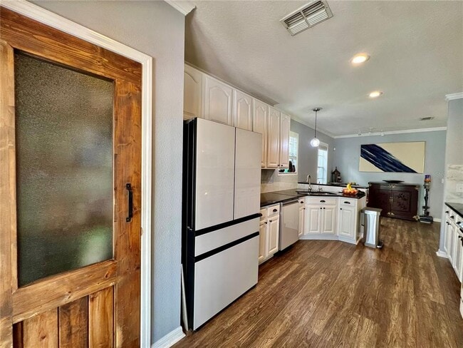 Building Photo - 16112 Loneoak View Dr
