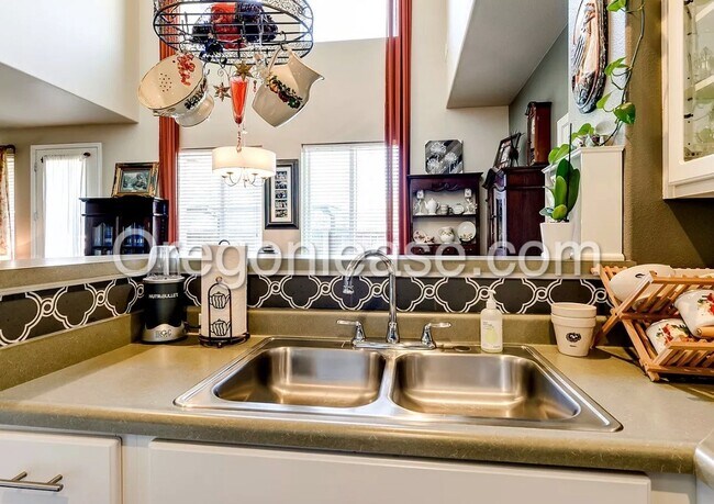 Building Photo - Beautiful large West Eugene home