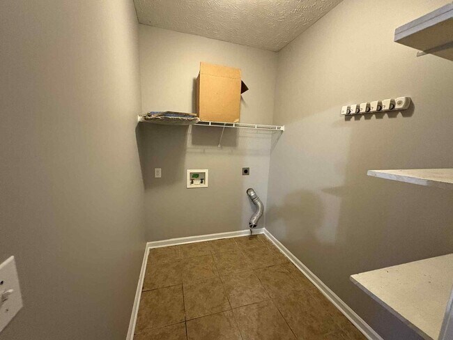 Building Photo - Welcome to Chinook Haven – Your Spacious Retreat Near Fort Campbell!