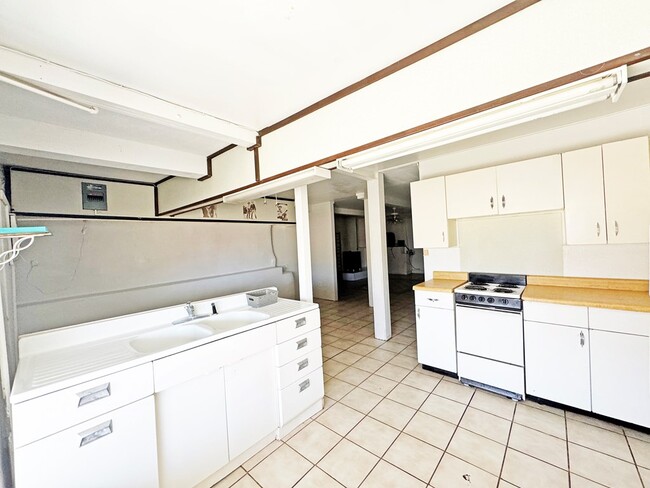 Building Photo - 504 E Ave East