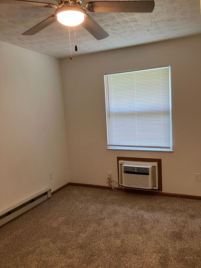 Building Photo - 2 Bedroom and 1.5 Bath Townhome - Troy, Ohio!!