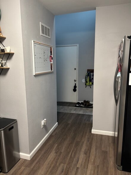 Building Photo - 806 E Sylvan Ave