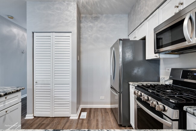 Building Photo - 2827 Stonewater Dr