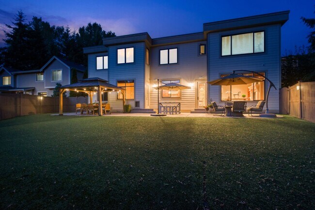 Building Photo - Live the Tuscan Life in Kirkland