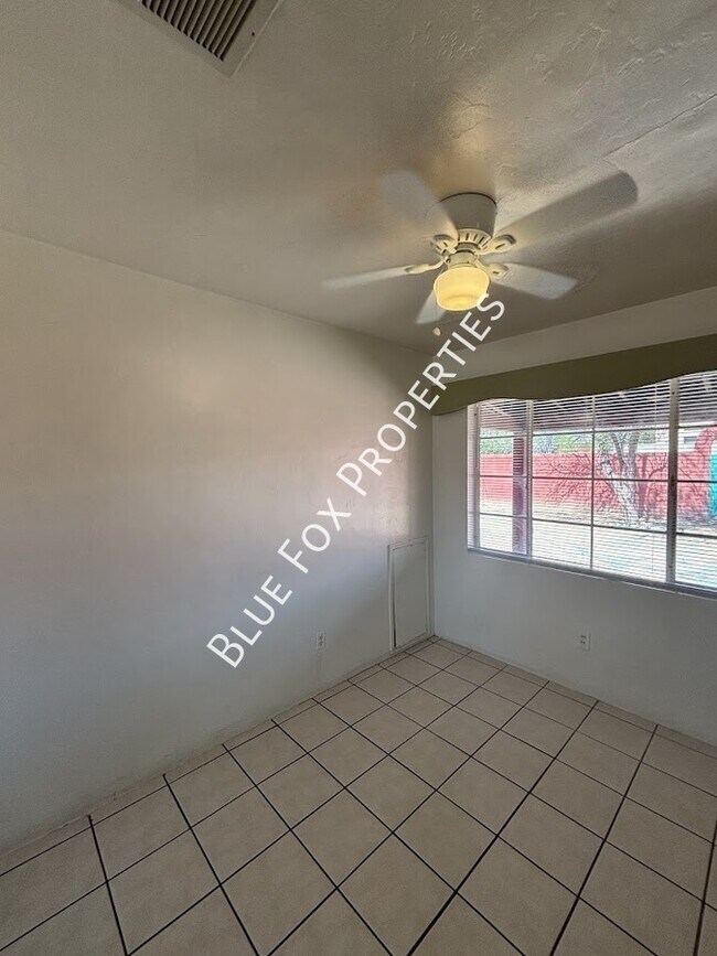 Building Photo - 949 N Montezuma Ave