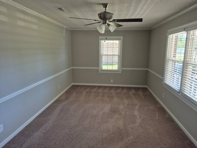 Building Photo - Recently Remodeled 3 Bedroom, 2 bath house.
