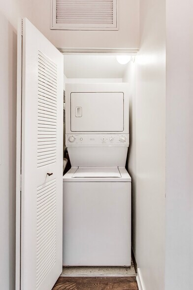 Building Photo - 1111 W 15th St