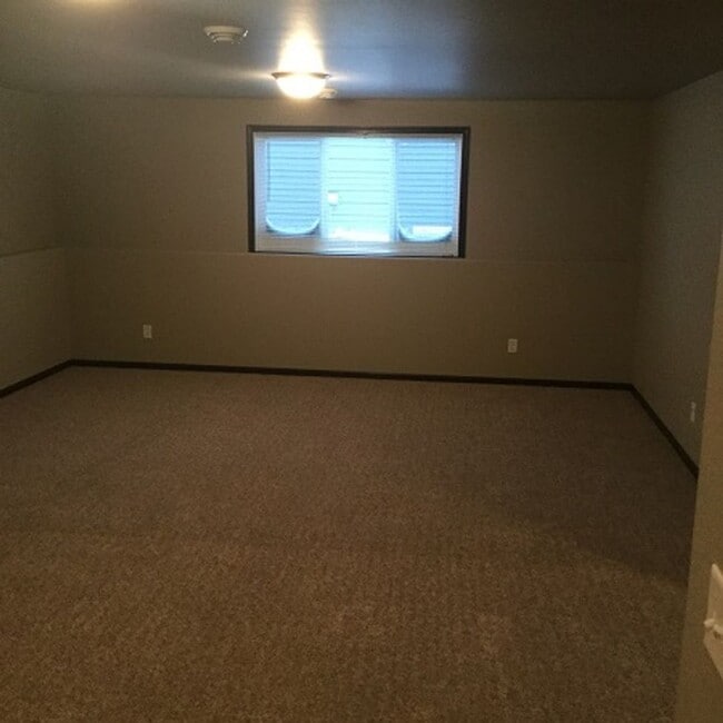 Building Photo - 4 Bed 3 Bath Single Family Home