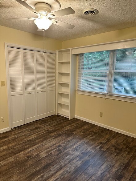 Building Photo - 104 Meadow Park Ln