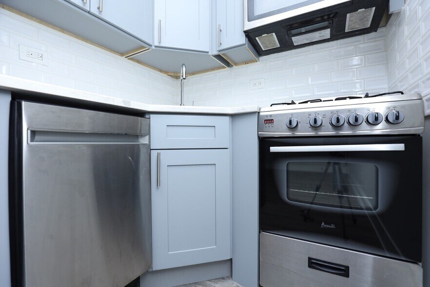 Building Photo - 508 W Belmont