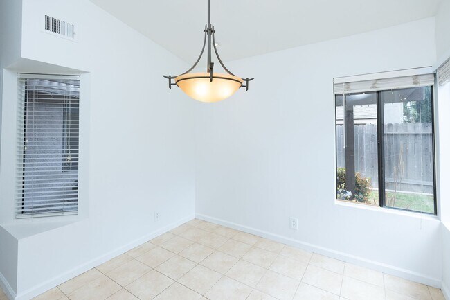 Building Photo - Spacious 3 Bedroom  2.5 Bath | East Ventura | Unfurnished