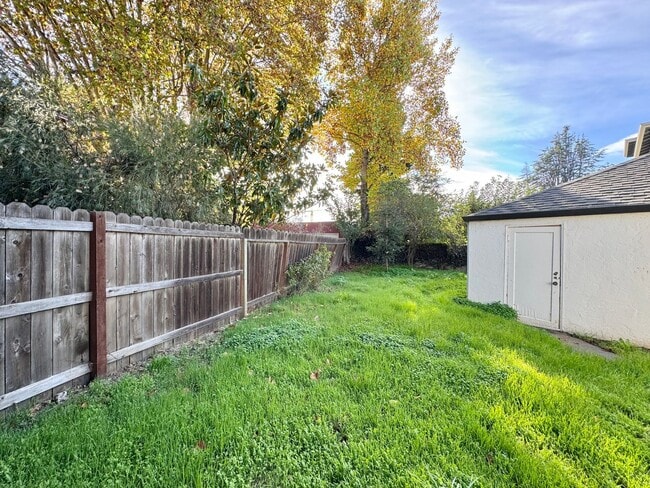 Building Photo - Spacious and Updated 1 Bedroom, 1 Bathroom...