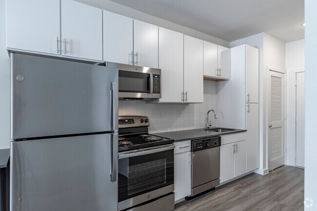 1BR, 1BA - 401 SF - The Current