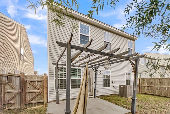 Building Photo - Spacious Summerville Home Near Historic Downtown