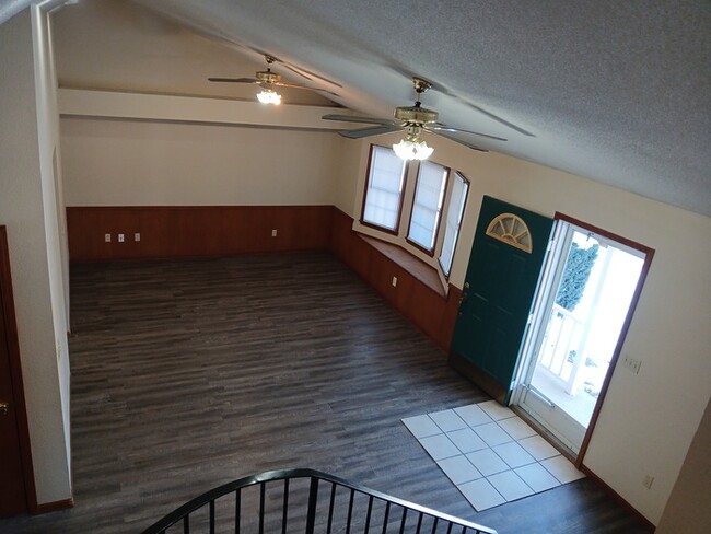 Building Photo - MOVE IN READY!!! 3 Bedroom, 2 Bath, 2 car Garage House For Rent