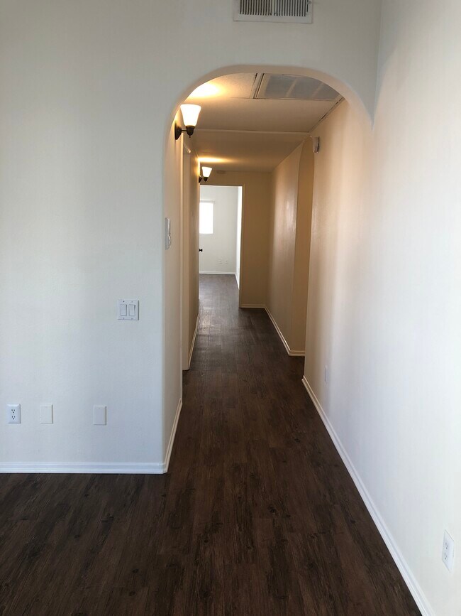 Building Photo - 1402 Wellesley Ave
