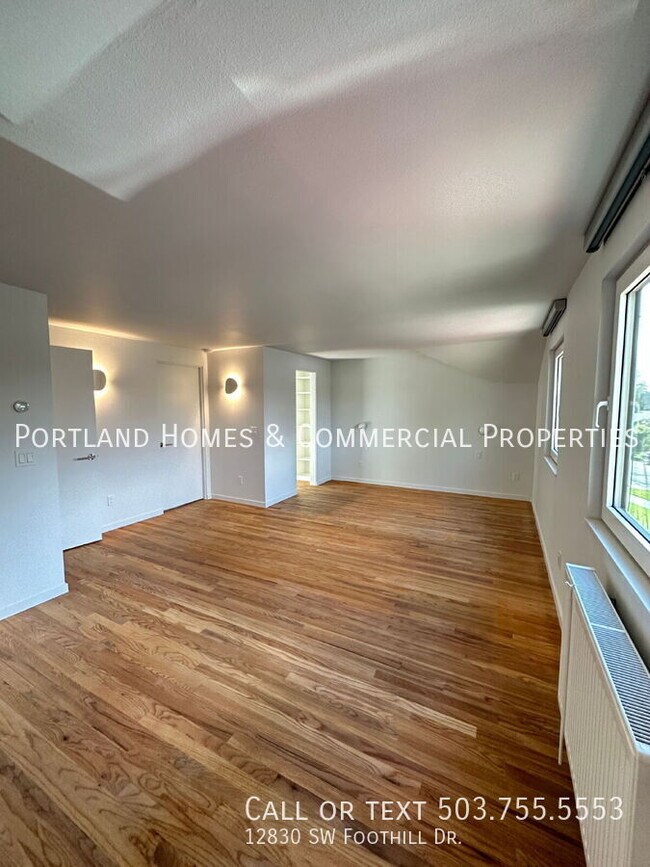 Building Photo - 12830 SW Foothill Dr