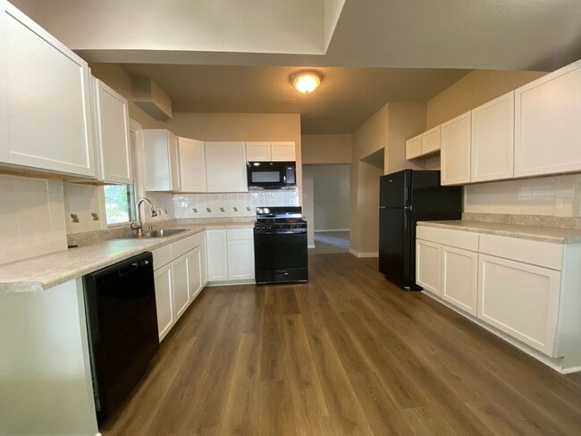 Building Photo - 4 Bedroom 2 Bathroom 2 Stall Detached Garage