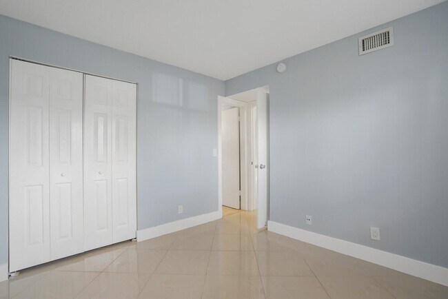 Building Photo - 9851 Sandalfoot Blvd