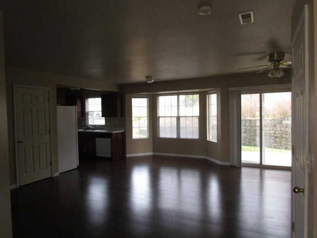 Building Photo - AVAILABLE SEPTEMBER 08,2025!!