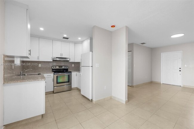 Building Photo - 85 W 24th St