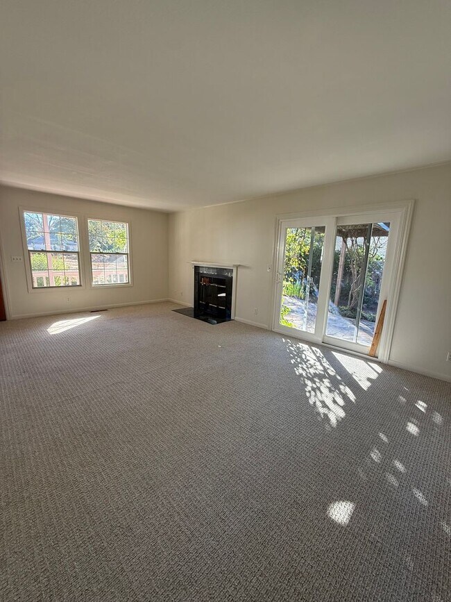 Building Photo - Experience the perfect blend of comfort, s...