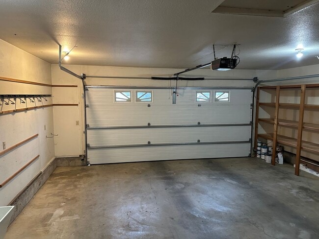 Building Photo - Beautiful 3 bedroom 2 bathroom house in a ...