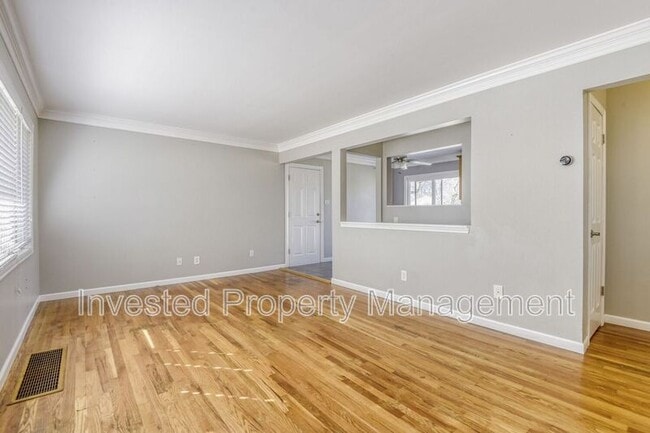 Building Photo - 1365 S Grape St