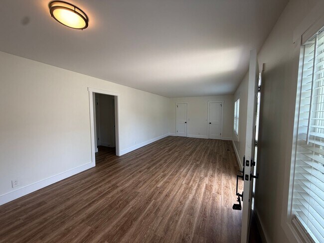 Building Photo - 2128 Sharondale Dr