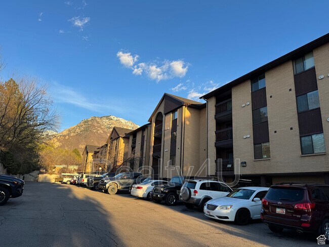 Building Photo - 2244 N Canyon Rd
