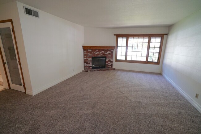 Building Photo - Old Orchard 1 - 4 Bedroom Home in Valencia!