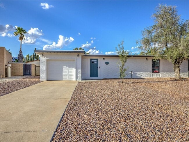 Building Photo - 8551 E Lee Pl