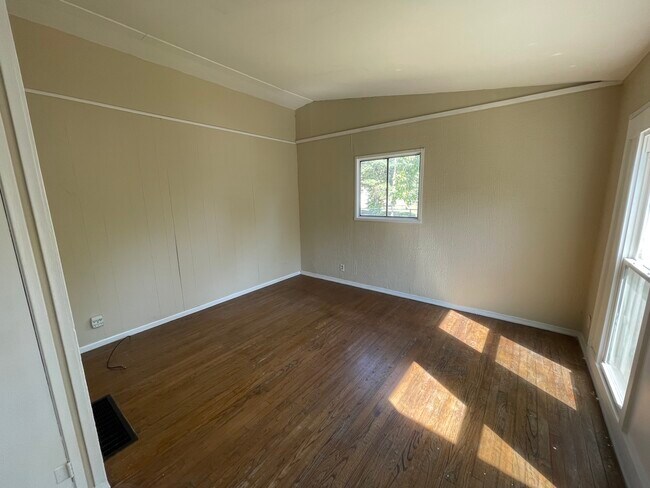 Building Photo - 504 Pixley St