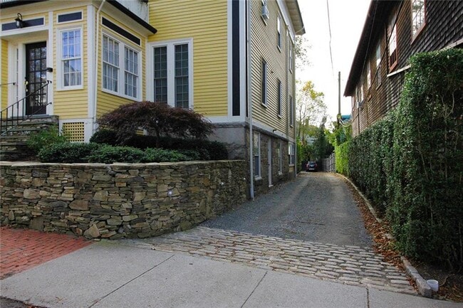 Building Photo - 75 Pelham St