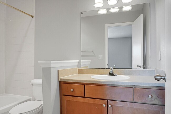 Building Photo - Renovated Condo located in heart of Mt Pleasant, near Ravenel Bridge and Waterfront Park