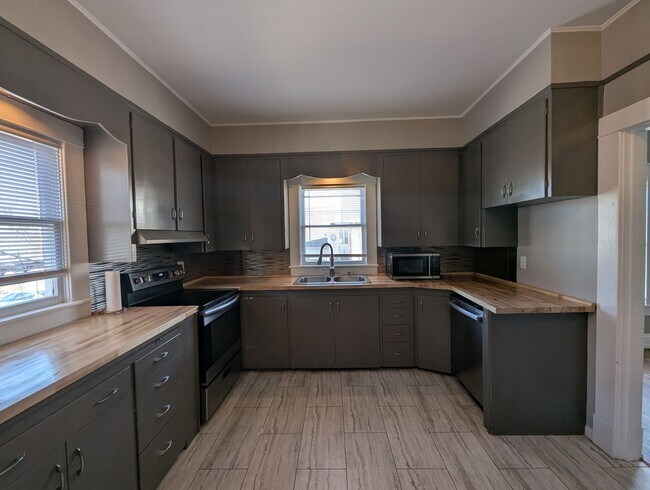 Building Photo - 4 Bedroom House in Boonville