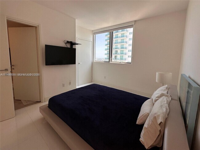 Building Photo - 1300 Brickell Bay Dr