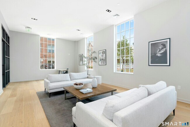 Building Photo - 15 Corbin Dr