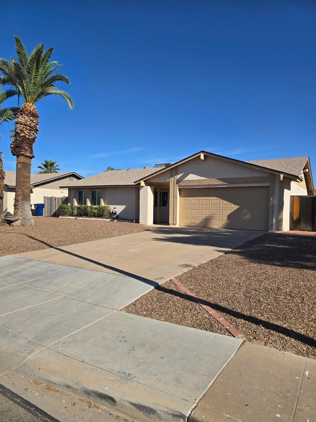 Building Photo - 1615 W Summit Pl