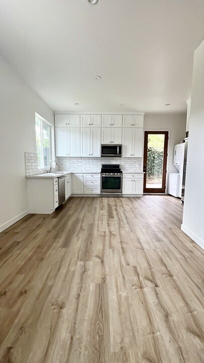 Building Photo - 4415 Stanbridge Ave