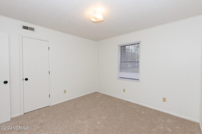 Building Photo - 104 Ravenwood Dr