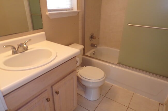 Building Photo - Spacious & Pet-Friendly 3/2 Home in West P...